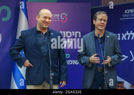 (210730) -- RAMAT GAN (ISRAELE), 30 luglio 2021 (Xinhua) -- il presidente israeliano Isaac Herzog (R) e il primo ministro israeliano Naftali Bennett partecipano ad una conferenza stampa presso il Centro medico Sheba di Ramat Gan, Israele centrale, il 30 luglio 2021. Isaac Herzog ha ricevuto il terzo jab Pfizer-BioNTech venerdì. (Yonatan Sindel/JINI via Xinhua) Foto Stock