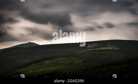 La strada per Sniezka è la vetta più alta dei Monti Karkonosze Foto Stock