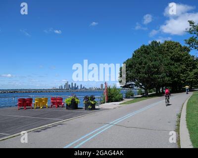 Una pista ciclabile conosciuta come il Waterfront Trail a Toronto accanto al lago Ontario, con una vista di nuovi edifici di appartamenti a ovest Foto Stock