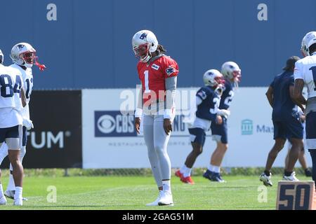 Foxborough, Massachusetts, Stati Uniti. 30 luglio 2021. New England Patriots quarterback Cam Newton (1) presso il campo di allenamento dei New England Patriots tenutosi nei campi di pratica del Gillette Stadium, a Foxborough, Massachusetts. Eric Canha/CSM/Alamy Live News Foto Stock