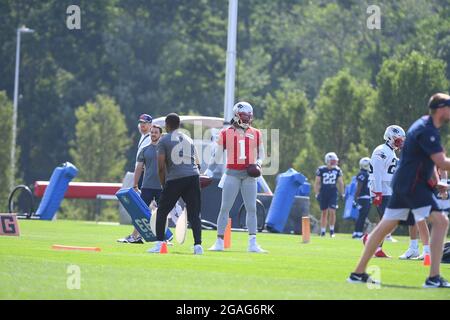 Foxborough, Massachusetts, Stati Uniti. 30 luglio 2021. New England Patriots quarterback Cam Newton (1) presso il campo di allenamento dei New England Patriots tenutosi nei campi di pratica del Gillette Stadium, a Foxborough, Massachusetts. Eric Canha/CSM/Alamy Live News Foto Stock