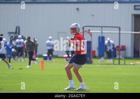 Foxborough, Massachusetts, Stati Uniti. 30 luglio 2021. New England Patriots quarterback Mac Jones (50) presso il campo di addestramento dei Patriots del New England che si è tenuto sui campi di pratica al Gillette Stadium, a Foxborough, Massachusetts. Eric Canha/CSM/Alamy Live News Foto Stock