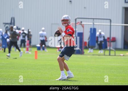 Foxborough, Massachusetts, Stati Uniti. 30 luglio 2021. New England Patriots quarterback Mac Jones (50) presso il campo di addestramento dei Patriots del New England che si è tenuto sui campi di pratica al Gillette Stadium, a Foxborough, Massachusetts. Eric Canha/CSM/Alamy Live News Foto Stock