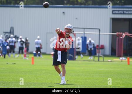 Foxborough, Massachusetts, Stati Uniti. 30 luglio 2021. New England Patriots quarterback Mac Jones (50) presso il campo di addestramento dei Patriots del New England che si è tenuto sui campi di pratica al Gillette Stadium, a Foxborough, Massachusetts. Eric Canha/CSM/Alamy Live News Foto Stock