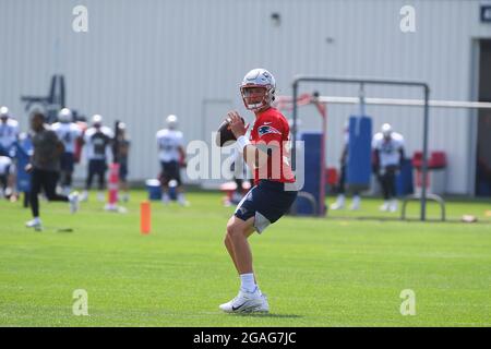 Foxborough, Massachusetts, Stati Uniti. 30 luglio 2021. New England Patriots quarterback Mac Jones (50) presso il campo di addestramento dei Patriots del New England che si è tenuto sui campi di pratica al Gillette Stadium, a Foxborough, Massachusetts. Eric Canha/CSM/Alamy Live News Foto Stock