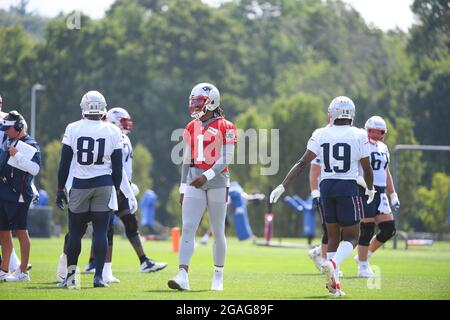 Foxborough, Massachusetts, Stati Uniti. 30 luglio 2021. New England Patriots quarterback Cam Newton (1) presso il campo di allenamento dei New England Patriots tenutosi nei campi di pratica del Gillette Stadium, a Foxborough, Massachusetts. Eric Canha/CSM/Alamy Live News Foto Stock