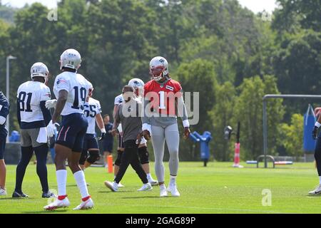 Foxborough, Massachusetts, Stati Uniti. 30 luglio 2021. New England Patriots quarterback Cam Newton (1) presso il campo di allenamento dei New England Patriots tenutosi nei campi di pratica del Gillette Stadium, a Foxborough, Massachusetts. Eric Canha/CSM/Alamy Live News Foto Stock