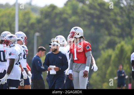 Foxborough, Massachusetts, Stati Uniti. 30 luglio 2021. New England Patriots quarterback Cam Newton (1) presso il campo di allenamento dei New England Patriots tenutosi nei campi di pratica del Gillette Stadium, a Foxborough, Massachusetts. Eric Canha/CSM/Alamy Live News Foto Stock