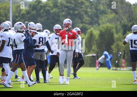 Foxborough, Massachusetts, Stati Uniti. 30 luglio 2021. New England Patriots quarterback Cam Newton (1) presso il campo di allenamento dei New England Patriots tenutosi nei campi di pratica del Gillette Stadium, a Foxborough, Massachusetts. Eric Canha/CSM/Alamy Live News Foto Stock