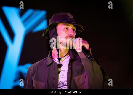 Lulworth, Dorset, UK, venerdì 30 luglio 2021 Finn Foxell si esibisce in Big Top il giorno 1 del Camp Bestival, Lulworth Castle, Dorset. Credit: DavidJensen / Empics Entertainment / Alamy Live News Foto Stock