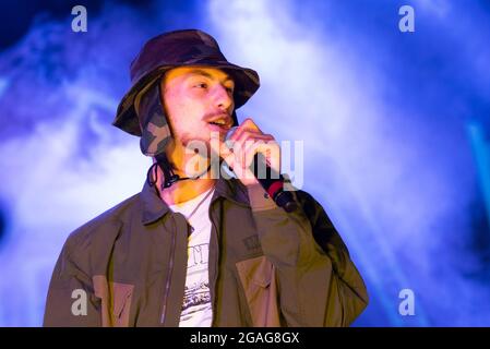 Lulworth, Dorset, UK, venerdì 30 luglio 2021 Finn Foxell si esibisce in Big Top il giorno 1 del Camp Bestival, Lulworth Castle, Dorset. Credit: DavidJensen / Empics Entertainment / Alamy Live News Foto Stock