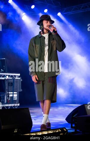 Lulworth, Dorset, UK, venerdì 30 luglio 2021 Finn Foxell si esibisce in Big Top il giorno 1 del Camp Bestival, Lulworth Castle, Dorset. Credit: DavidJensen / Empics Entertainment / Alamy Live News Foto Stock