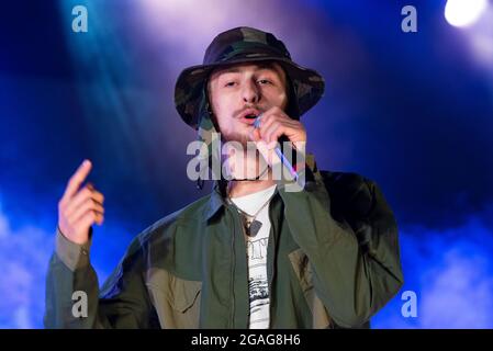 Lulworth, Dorset, UK, venerdì 30 luglio 2021 Finn Foxell si esibisce in Big Top il giorno 1 del Camp Bestival, Lulworth Castle, Dorset. Credit: DavidJensen / Empics Entertainment / Alamy Live News Foto Stock