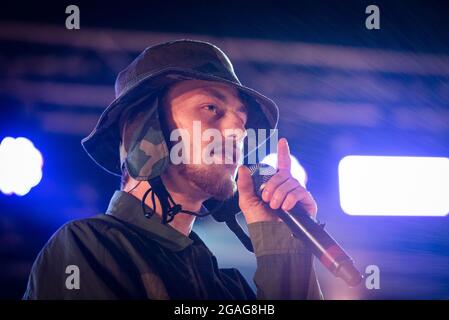 Lulworth, Dorset, UK, venerdì 30 luglio 2021 Finn Foxell si esibisce in Big Top il giorno 1 del Camp Bestival, Lulworth Castle, Dorset. Credit: DavidJensen / Empics Entertainment / Alamy Live News Foto Stock