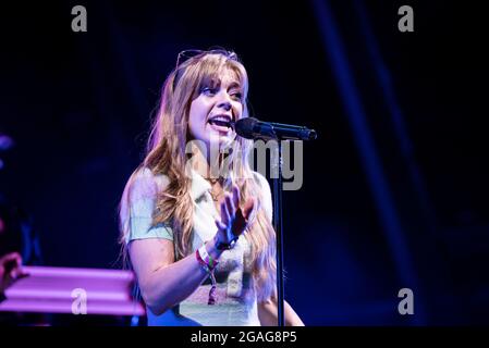 Lulworth, Dorset, UK, venerdì 30 luglio 2021 Becky Hill suona dal vivo sul palco del Castello il giorno 1 del Camp Bestival, Castello di Lulworth, Dorset. Credit: DavidJensen / Empics Entertainment / Alamy Live News Foto Stock