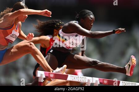 La belga Anne Zagre ha ritratto in azione durante le manche degli ostacoli da 100m delle donne alla competizione atletica il giorno 9 della 'Tokyo 2020 Olympic GA Foto Stock