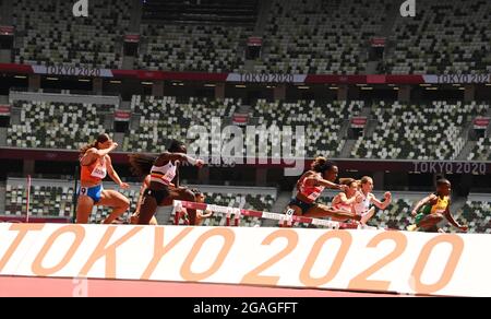 La belga Anne Zagre ha ritratto in azione durante le manche degli ostacoli da 100m delle donne alla competizione atletica il giorno 9 della 'Tokyo 2020 Olympic GA Foto Stock