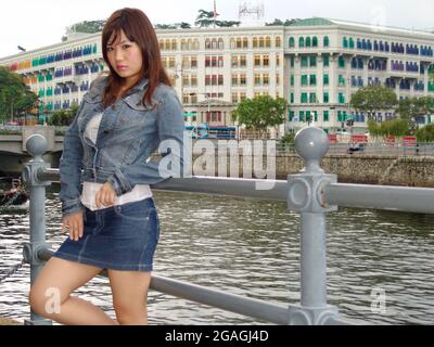 Modello su Walkway dal fiume Singapore Foto Stock