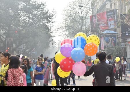 KOLKATA, BENGALA OCCIDENTALE, INDIA - 7 FEBBRAIO 2016 : uomo non identificato che vende palloncini ai bambini della città su bloccato, altrimenti occupato, Park Street per 'Happ Foto Stock