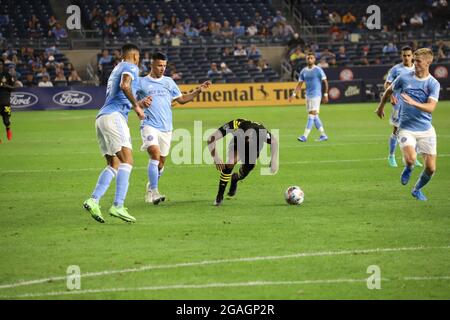 New York, Stati Uniti. 30 luglio 2021. 30 luglio 2021, New York, Stati Uniti d'America: (SPO) Major League Soccer (MLS): NYCFC vs Columbus Crew. 30 luglio 2021, New York, USA: Una partita di calcio tra NYCFC e Columbus Crew durante la Major League Soccer allo stadio Yankee di New York con i tifosi autorizzati allo stadio di tifare le rispettive squadre. Il NYCFC ha vinto 4-1. I gol sono stati segnati da V Castelhanos (14), Thiago Andrade (35), K Parks (51) e Santos Rodrigues (71), mentre l'unico gol attraverso la penalità è stato segnato da Pedro Santos per il Columbus Crew nel (97). Credito : Jose Francisco/Thenews2 (immagine di credito: © Foto Stock