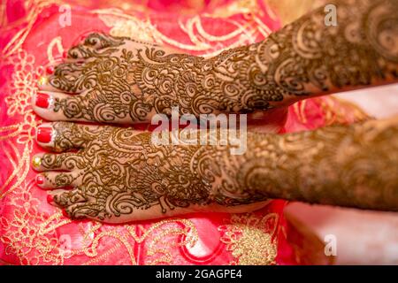 hennè sui piedi della sposa nel suo giorno di nozze Foto Stock