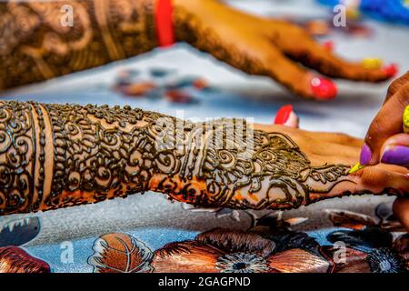 La mano della sposa indù dipinta con hennè alla vigilia del matrimonio. Foto Stock