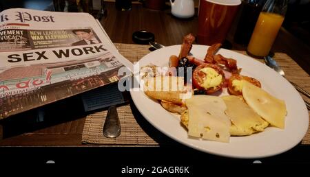 Inizio della giornata giornale dell'ospitalità e colazione al mattino Foto Stock