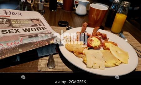 Inizio della giornata giornale dell'ospitalità e colazione al mattino Foto Stock