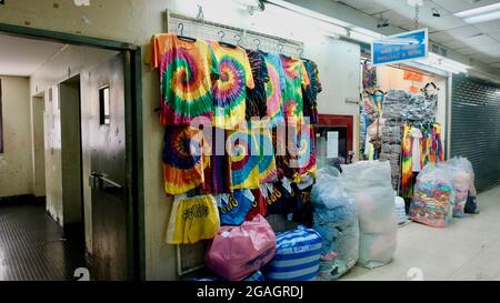 Magliette colorate Pratunam mercato Bangkok Thailandia Foto Stock