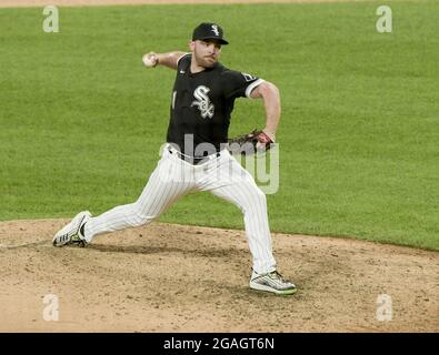 Chicago, Stati Uniti. 31 luglio 2021. Chicago White Sox rilievo lanciatore Liam Hendriks (31) getta contro gli indiani Cleveland durante il nono inning al campo di tasso garantito a Chicago venerdì 30 luglio 2021. I Chicago White Sox sconfissero i Cleveland Indians 6-4. Photo by Mark Black/UPI Credit: UPI/Alamy Live News Foto Stock