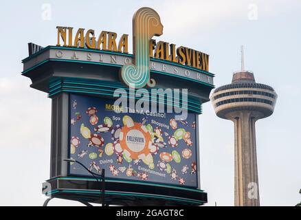 Un cartello per il resort del casinò Niagara Fallsview e la Skylon Tower sono mostrati a Niagara Falls, Ontario, Canada. Foto Stock