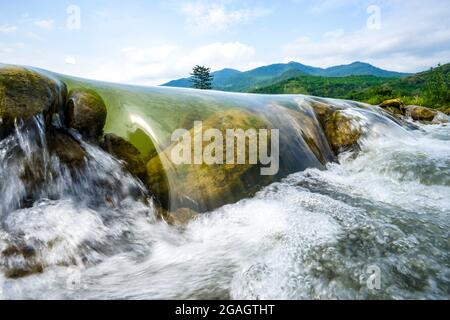 Bella cascata nel villaggio di pu Luong Thanh Hoa provincia nord del Vietnam Foto Stock