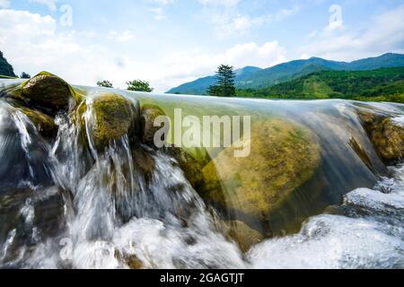 Bella cascata nel villaggio di pu Luong Thanh Hoa provincia nord del Vietnam Foto Stock