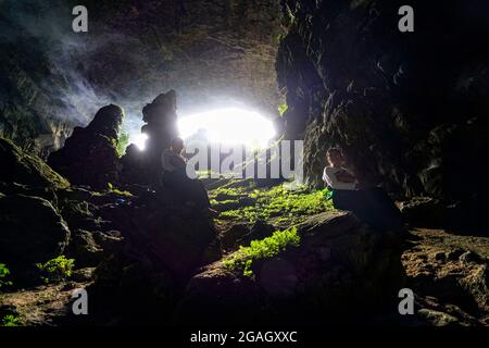 Bella grotta scura nel villaggio di pu Luong nord del Vietnam Foto Stock