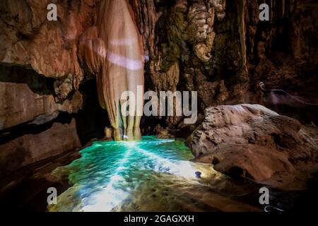 Bella grotta scura nel villaggio di pu Luong nord del Vietnam Foto Stock