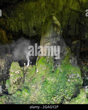 Bella grotta scura nel villaggio di pu Luong nord del Vietnam Foto Stock