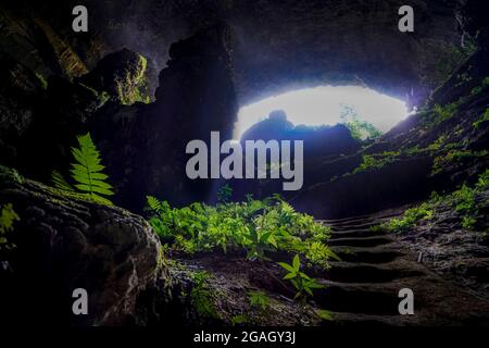 Bella grotta scura nel villaggio di pu Luong nord del Vietnam Foto Stock