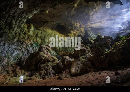 Bella grotta scura nel villaggio di pu Luong nord del Vietnam Foto Stock