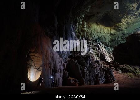 Bella grotta scura nel villaggio di pu Luong nord del Vietnam Foto Stock