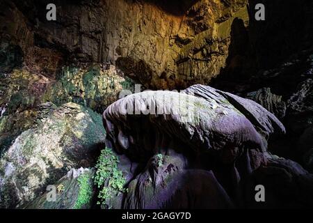 Bella grotta scura nel villaggio di pu Luong nord del Vietnam Foto Stock