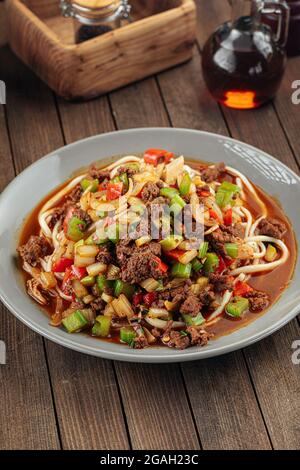 Tagliatelle asiatiche uyghur piatto suiru lagman Foto Stock