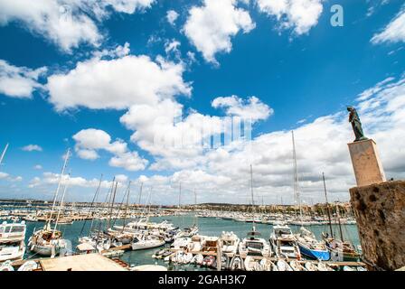 Porto e mura cittadine, Alghero, Estate 2021, Provincia Sassari, Sardegna, Italia, Mediterraneo, Europa Foto Stock