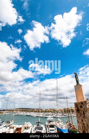 Porto e mura cittadine, Alghero, Estate 2021, Provincia Sassari, Sardegna, Italia, Mediterraneo, Europa Foto Stock