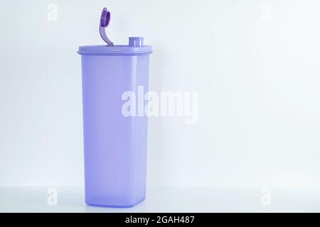 Un grande contenitore di plastica viola su sfondo bianco Foto Stock