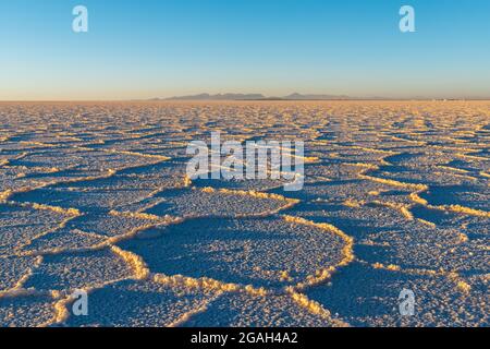 Uyuni sale pianeggiante deserto tramonto, Uyuni città, Bolivia. Foto Stock
