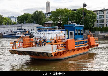 Persone a Föri, un traghetto che attraversa il fiume Aura a Turku, Finlandia Foto Stock