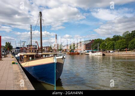 Barche ormeggiate sulle rive del fiume Aura a Turku, Finlandia Foto Stock