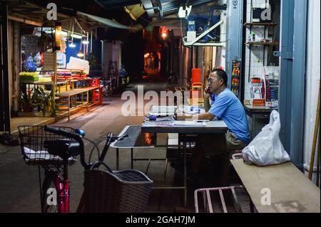 Hong Kong, Cina. 26 Ottobre 2018. Un residente visto seduto vicino al negozio locale durante la tarda serata a Cheung Chau Island. (Foto di Andriy Andriyenko/SOPA Images/Sipa USA) Credit: Sipa USA/Alamy Live News Foto Stock