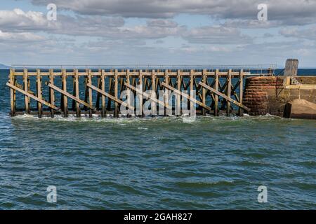 Alla fine del molo a Maryport, Cumbria, England, Regno Unito Foto Stock