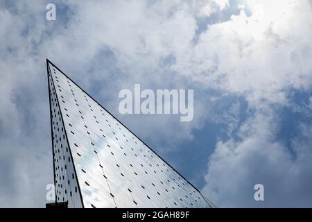 Riassunto del Museo Miraiken, un moderno edificio in vetro, a Odaiba, Tokyo, Giappone. Foto Stock